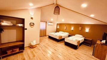 Classic trippelrum | SÀngtillbehör av högsta kvalitet, minibar och individuell inredning