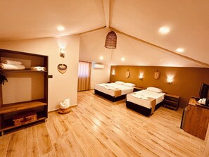 Chambre triple classique | Literie de qualité, minibar, décor unique, ameublement unique