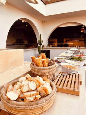 Buffet déjeuner gratuit tous les jours