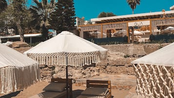 Playa privada, cabañas de uso gratuito, tumbonas y sombrillas