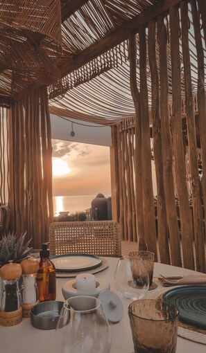 供应早餐、午餐和晚餐