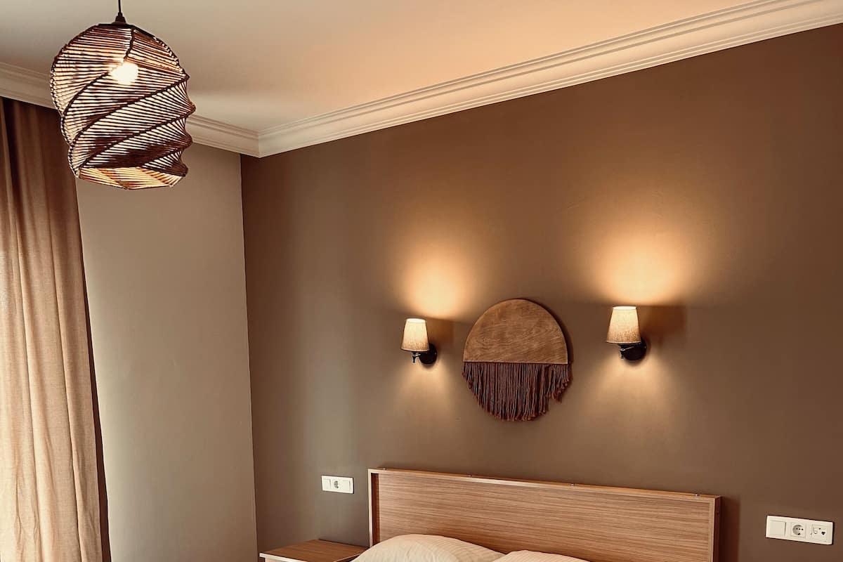 Standard Room, 1 Katil Raja (King), Non Smoking, Garden View | 1 bilik tidur, peralatan tempat tidur premium, bar mini