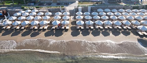 Yksityinen ranta, ilmaisia rantacabañoita, aurinkotuoleja