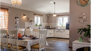 Villa, 6 habitaciones, piscina privada | Cocina privada | Frigorífico grande, microondas, horno y placa de cocina
