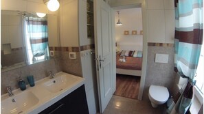 Villa, 6 habitaciones, piscina privada | Baño | Bañera y ducha independientes y artículos de higiene personal gratuitos