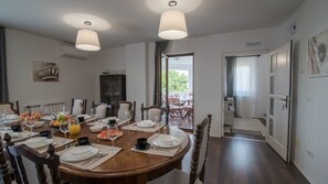 Villa, 5 slaapkamers | Dineren in de kamer