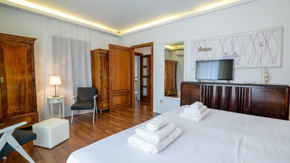 Villa, 5 slaapkamers | 5 slaapkamers, een kluis op de kamer, een bureau, geluiddichte muren