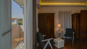 Villa, 5 slaapkamers | 5 slaapkamers, een kluis op de kamer, een bureau, geluiddichte muren