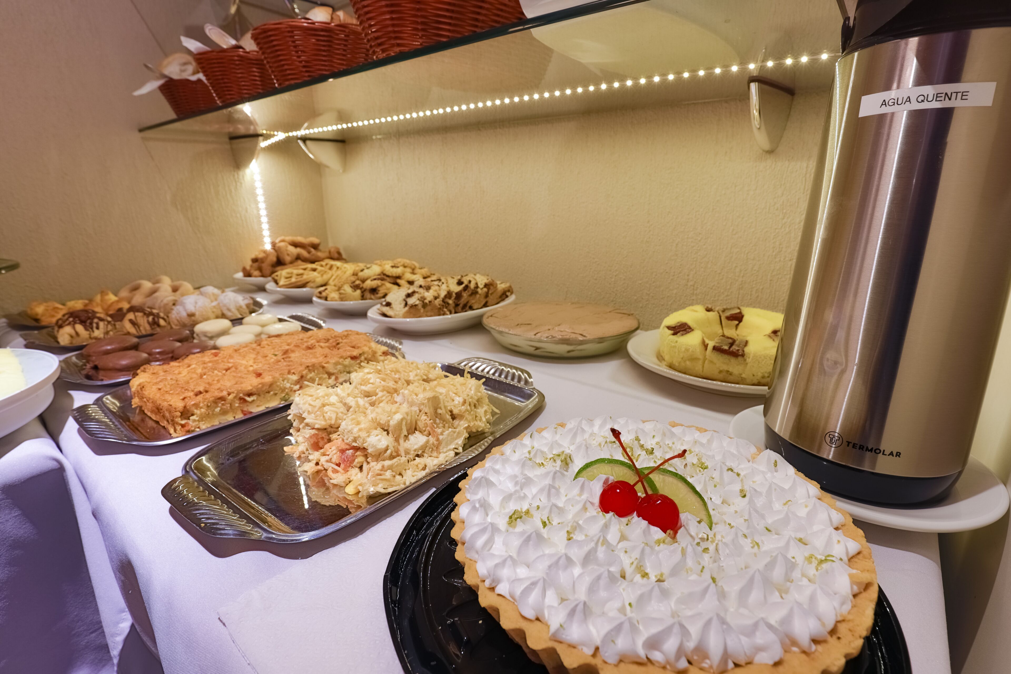 Café da manhã com buffet grátis todos os dias