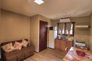 Zimmer, 1 Doppelbett, Nichtraucher | Bügeleisen/Bügelbrett, kostenloses WLAN, Bettwäsche