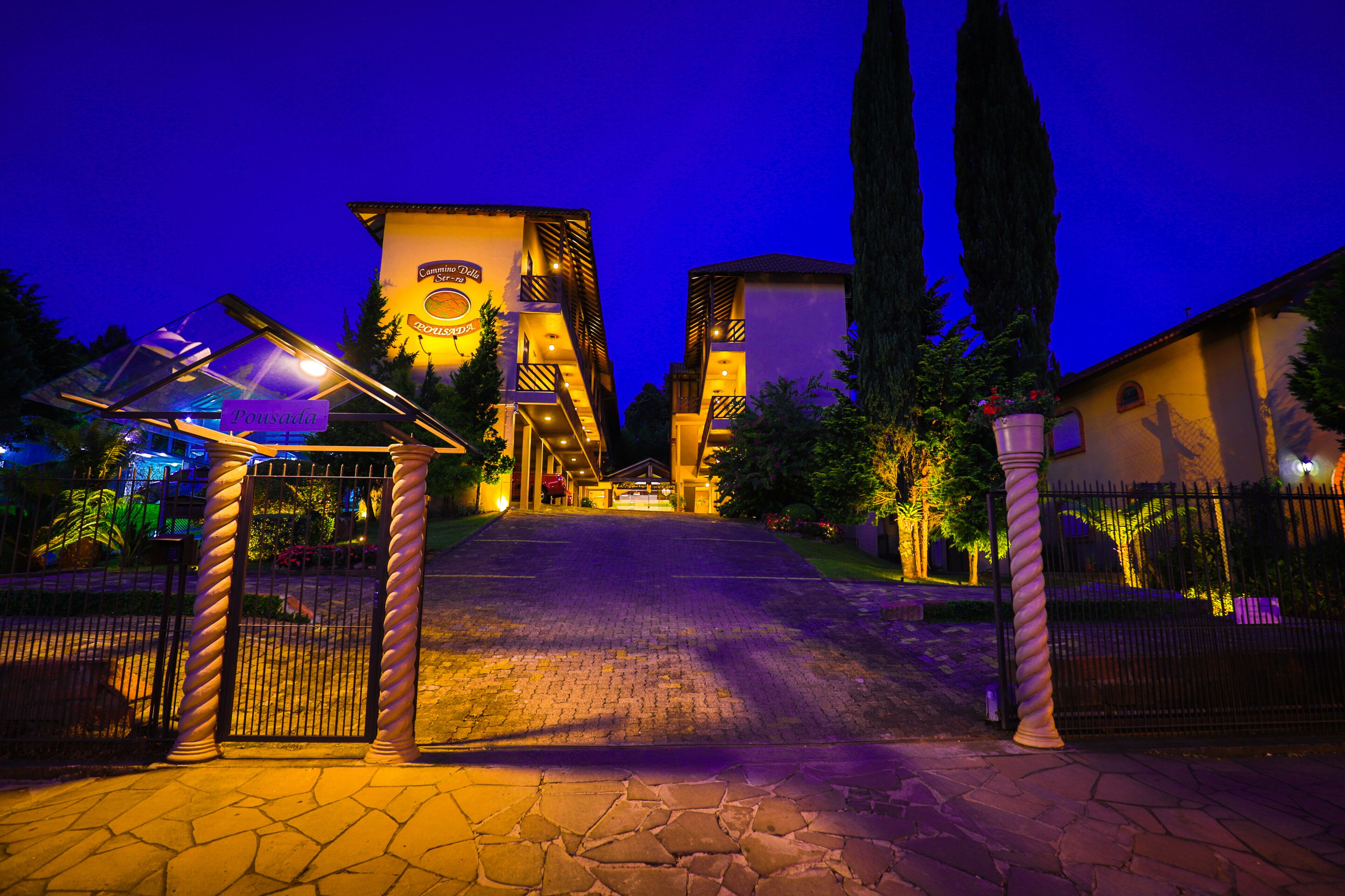 Fachada de la propiedad por la tarde o noche