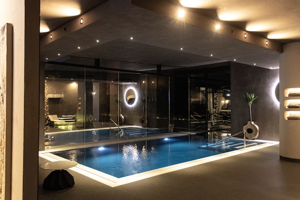 Innenpool, AuĂenpool, Sonnenschirme, LiegestĂŒhle