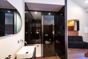 Club Double or Twin Room (2) | Bathroom | Shower, rainfall showerhead, designer toiletries, hair dryer - Rubens Hotels & SPA (Vila Nova de Gaia)