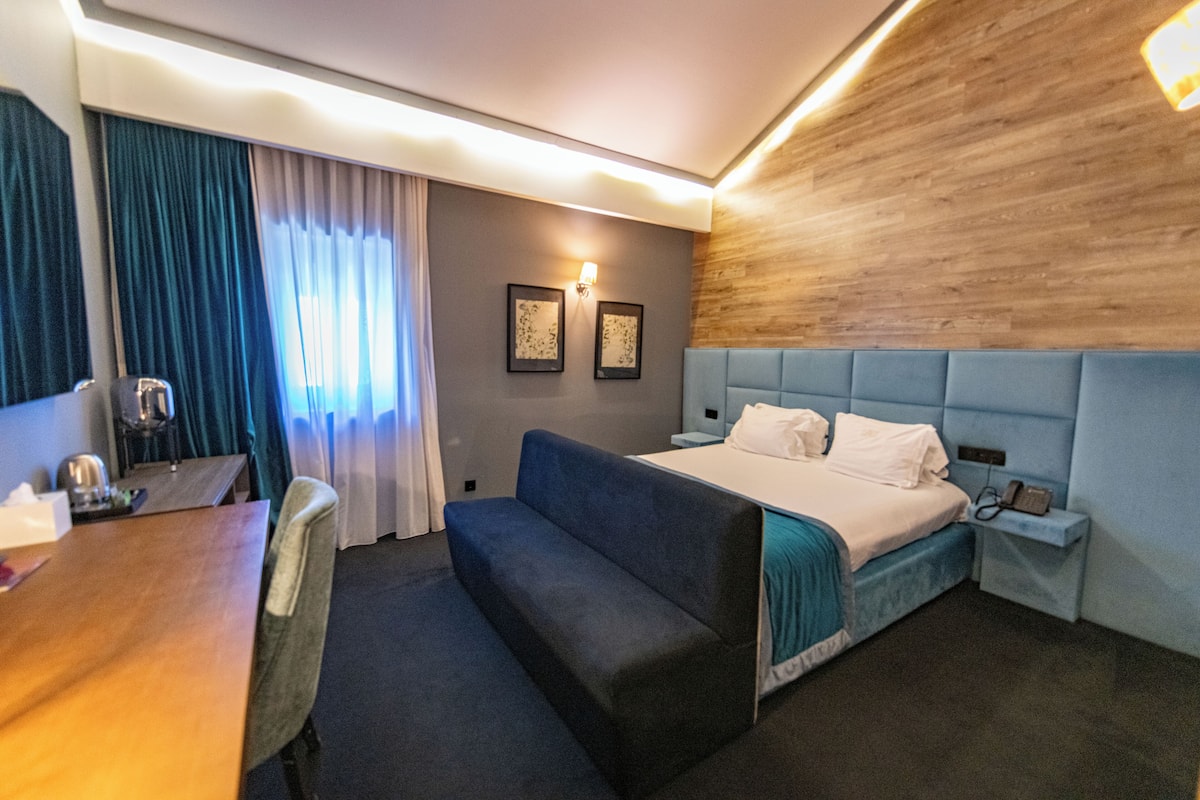 Superior-Doppel- oder -Zweibettzimmer