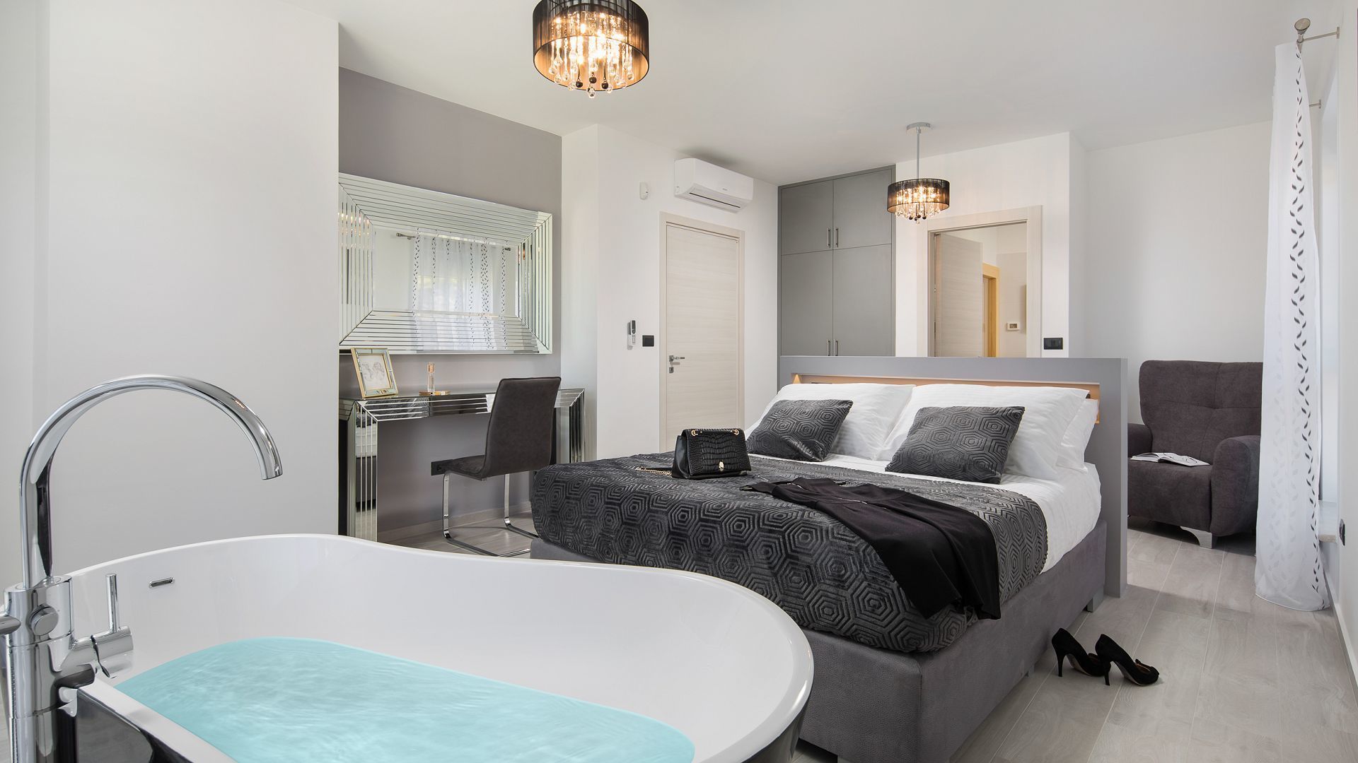 Villa, 4 slaapkamers, privézwembad | 4 slaapkamers, een kluis op de kamer, een bureau, geluiddichte muren