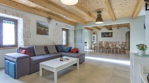 Villa, 5 camere da letto, piscina privata | Area soggiorno | TV a schermo piatto