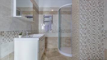 Villa, 5 Schlafzimmer, eigener Pool | Badezimmer | Kostenlose Toilettenartikel, Haartrockner, Handtücher, Toilettenpapier