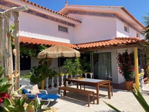 Outdoor dining - House on the river: Bico das flores 2 (Praia de Mira)