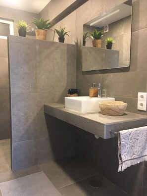 Shower, hair dryer, towels - House on the river: Bico das flores 2 (Praia de Mira)