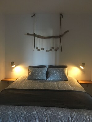 2 bedrooms, WiFi, bed sheets - House on the river: Bico das flores 2 (Praia de Mira)