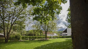 A park with picnic tables, benches, and a gazebo. - Nengshof - Haus Gänseblümchen (Wissmannsdorf)