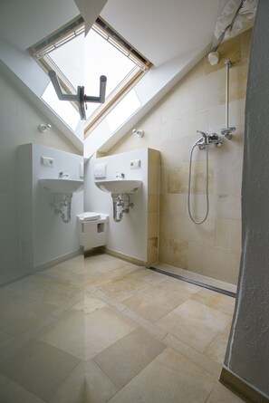 Apartment (Gänseblümchen) | Bathroom | Bathtub, hair dryer, towels - Nengshof - Haus Gänseblümchen (Wissmannsdorf)