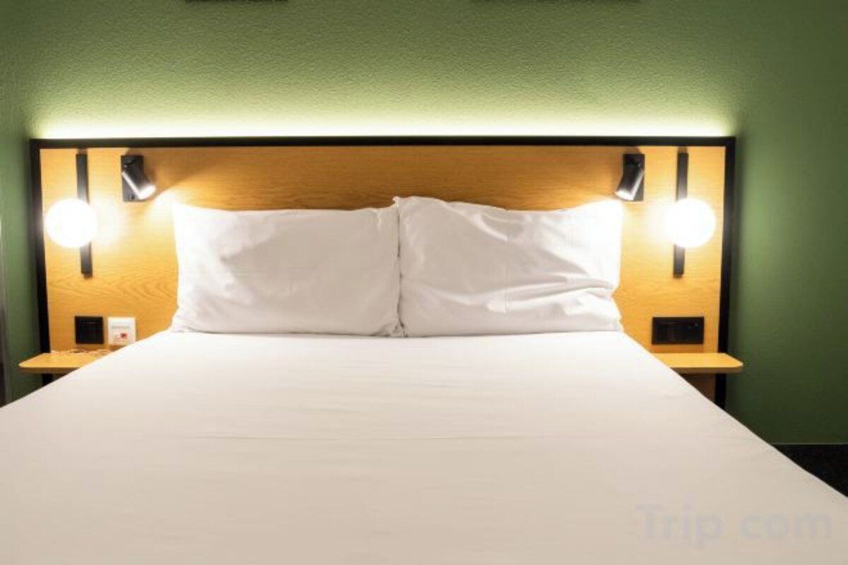 Escritorio, cortinas opacas, wifi gratis y ropa de cama