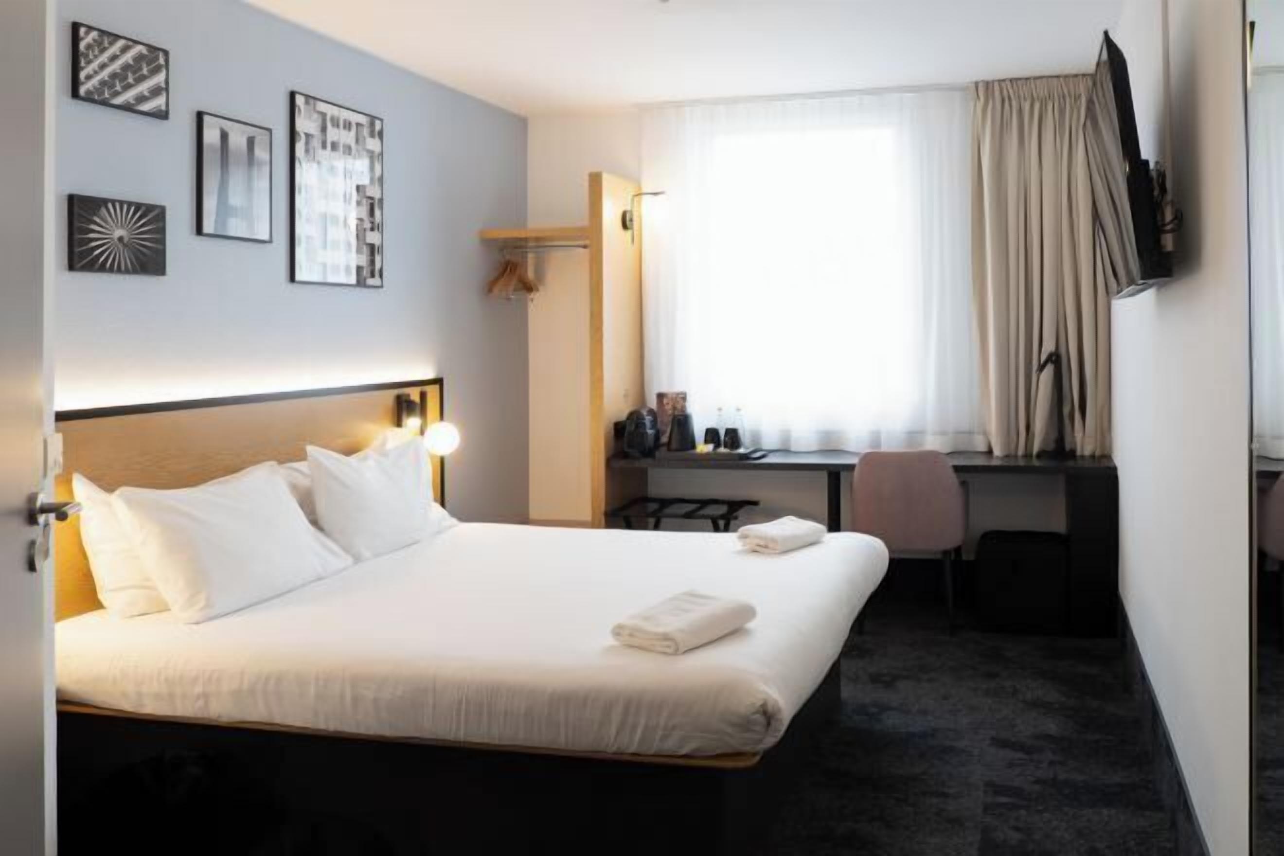 Desk, blackout drapes, free WiFi, bed sheets