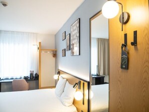 Escritorio, cortinas blackout, wifi gratis y ropa de cama 