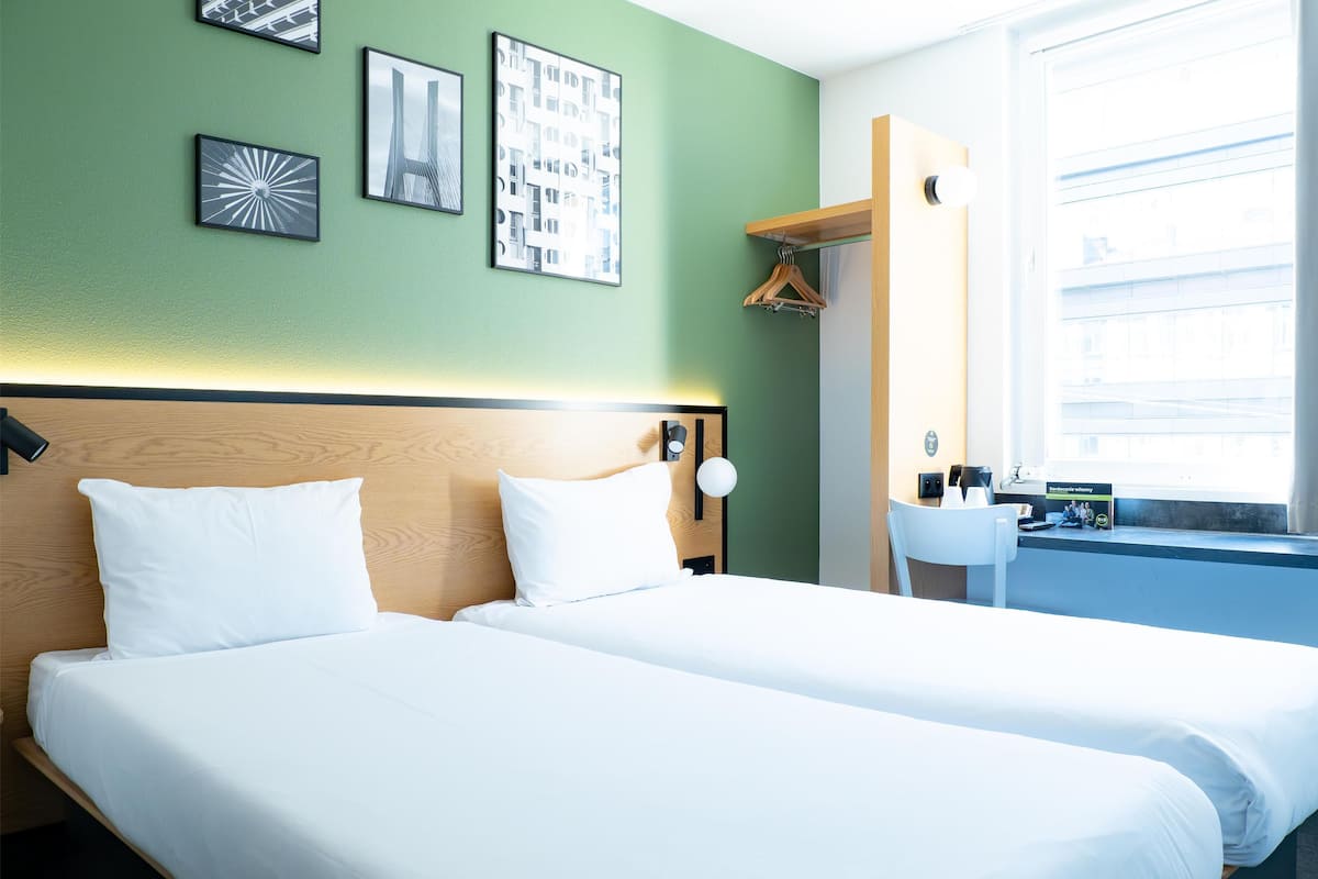 Standard Twin Room, 2 Twin Beds, Non Smoking | 1 Schlafzimmer, Schreibtisch, Verdunkelungsvorhänge, kostenloses WLAN