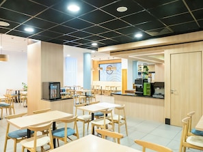 Tägliches Frühstücksbuffet (55 PLN pro Person)