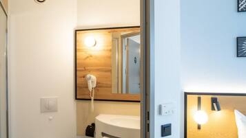 Premium Double Room | Bathroom | Shower, hair dryer, towels