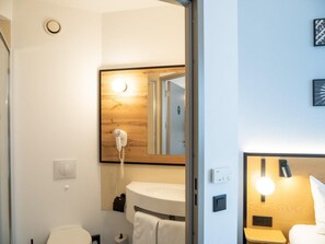 Premium Double Room | Bathroom | Shower, hair dryer, towels