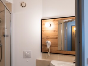Standard Twin Room, 2 Twin Beds, Non Smoking | バスルーム | シャワー、ヘアドライヤー、タオル