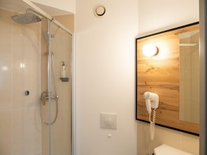 書桌、遮光窗簾/窗簾、免費 Wi-Fi、床單