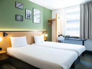 Desk, blackout curtains, free WiFi, bed sheets - Hotel B&B Wrocław Centrum (Wroclaw)