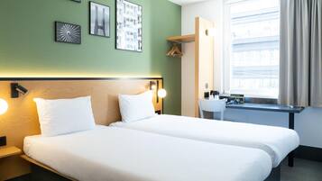 Standard Twin Room, 2 Twin Beds, Non Smoking | Escrivaninha, cortinas blackout, Wi-Fi de cortesia, roupa de cama