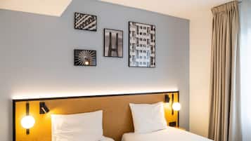 Standard Twin Room, 2 Twin Beds, Non Smoking | Escritorio, cortinas opacas, wifi gratis y ropa de cama