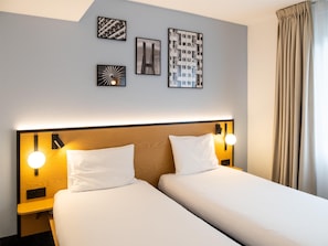 Standard Twin Room, 2 Twin Beds, Non Smoking | Skrivbord, mörkläggningsgardiner, gratis wi-fi och sängkläder