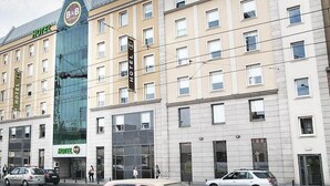 A hotel with multiple floors, large windows, and a prominent glass facade. - Hotel B&B Wrocław Centrum (Wroclaw)