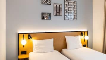 Escritorio, cortinas blackout, wifi gratis y ropa de cama
