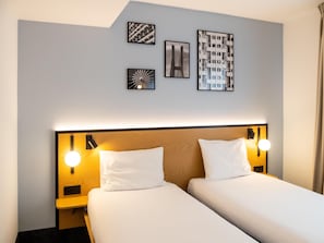 Standard Twin Room, 2 Twin Beds, Non Smoking | Una scrivania, tende oscuranti, Wi-Fi gratuito, lenzuola