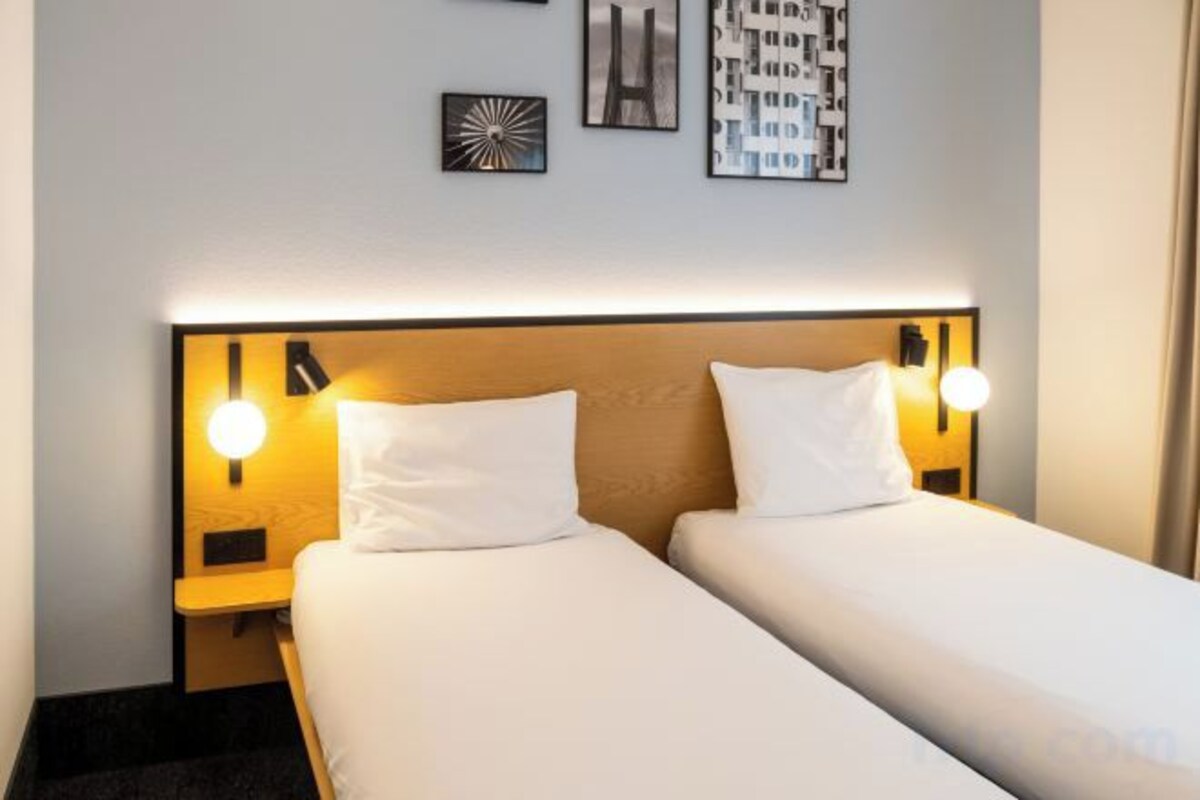 Escritorio, cortinas opacas, wifi gratis y ropa de cama