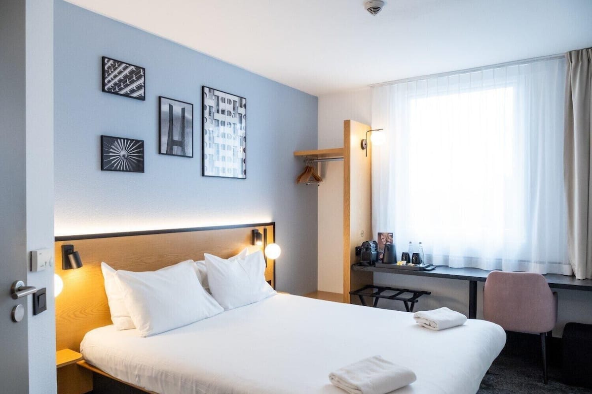 Chambre Double Premium | Bureau, rideaux occultants, Wi-Fi gratuit, draps fournis