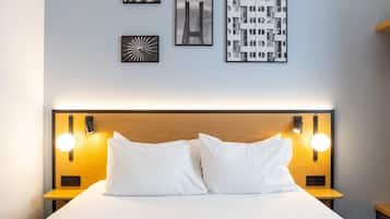 Habitación doble Premium | Escritorio, cortinas blackout, wifi gratis y ropa de cama