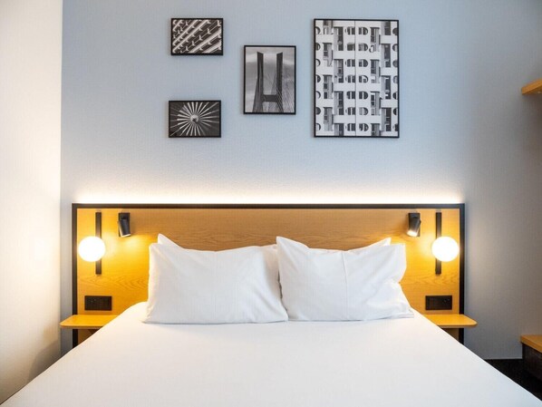 Desk, blackout curtains, free WiFi, bed sheets - Hotel B&B Wrocław Centrum (Wroclaw)