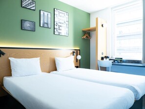 Standard Twin Room, 2 Twin Beds, Non Smoking | Desk, blackout curtains, free WiFi, bed sheets - Hotel B&B Wrocław Centrum (Wroclaw)