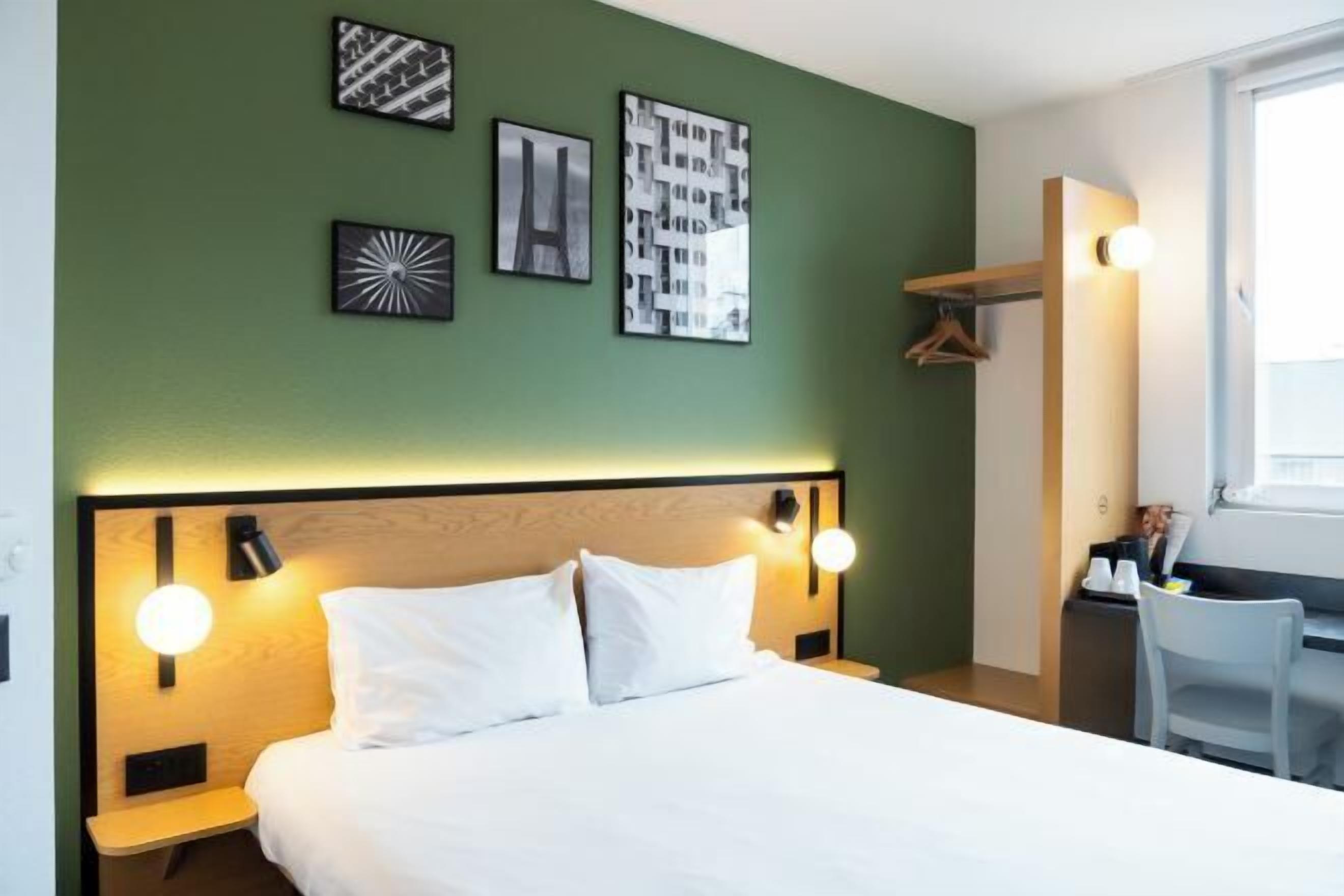 Desk, blackout drapes, free WiFi, bed sheets