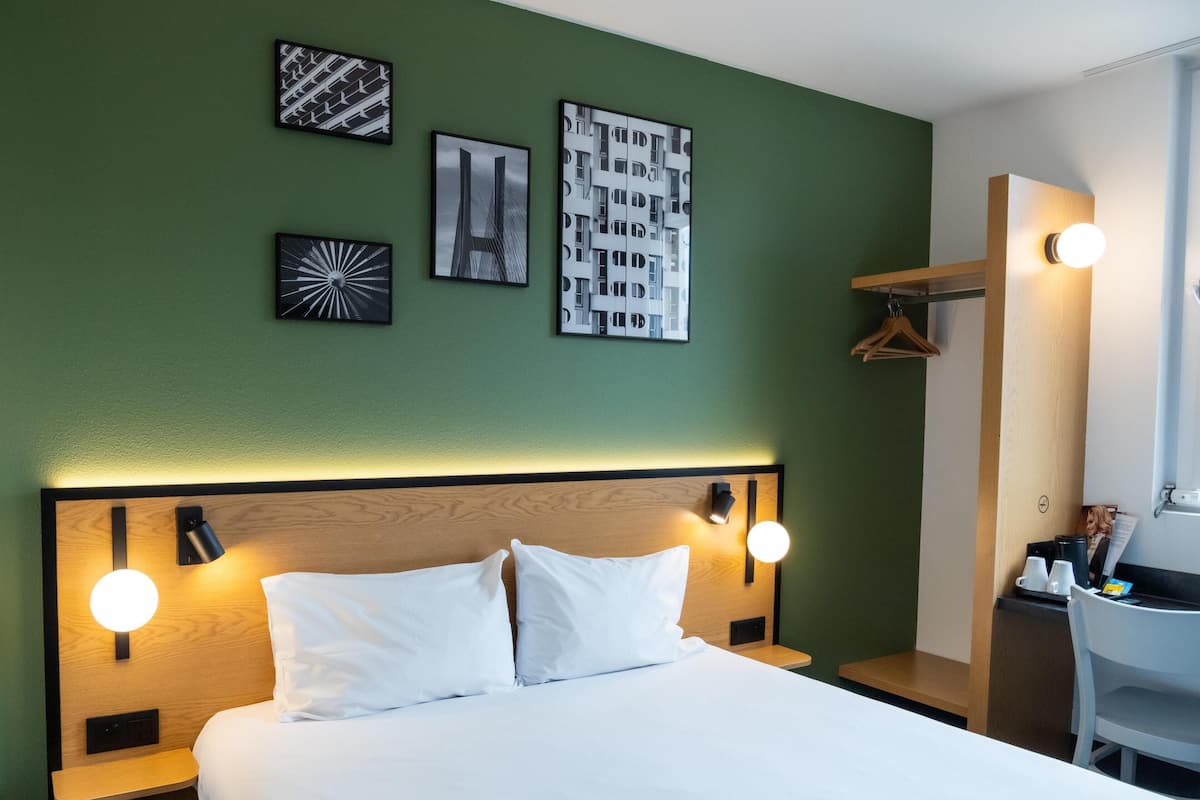 Habitació doble estàndard | Escriptori, cortines opaques, wifi gratuïta i roba de llit