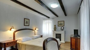 Villa, camere multiple, piscina privata | 7 camere, una cassaforte in camera, una scrivania, insonorizzazione